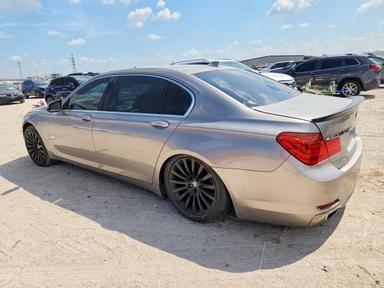 منظر 2012 BMW 750 LI، زاوية 2
