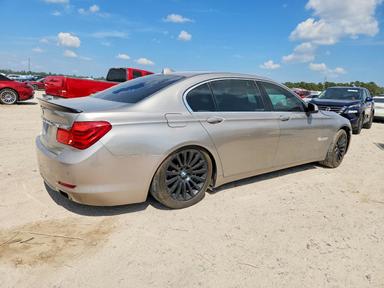 منظر 2012 BMW 750 LI، زاوية 3