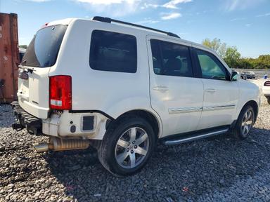 Vue de 2014 HONDA PILOT TOURING, angle 3