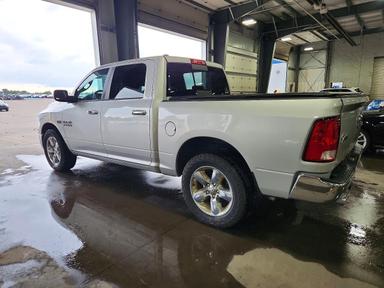Vista de 2015 RAM 1500 SLT, ángulo 2