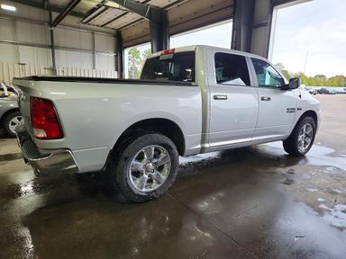 Vista de 2015 RAM 1500 SLT, ángulo 3