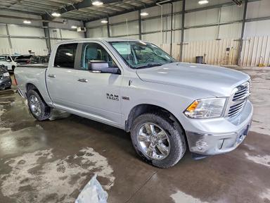 Vista de 2015 RAM 1500 SLT, ángulo 4