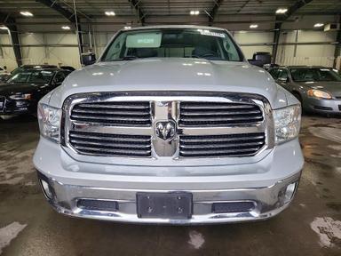 Vista de 2015 RAM 1500 SLT, ángulo 5