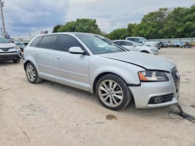 Vue de 2012 AUDI A3 PREMIUM, angle 4