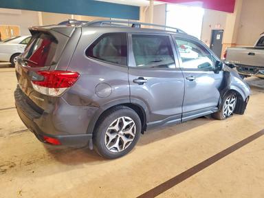منظر 2020 SUBARU FORESTER PREMIUM، زاوية 3