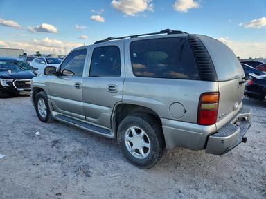 Vue de 2003 GMC YUKON DENALI, angle 2