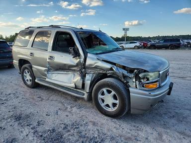 Vue de 2003 GMC YUKON DENALI, angle 4
