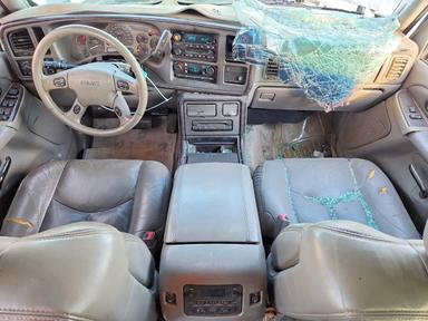 Vue de 2003 GMC YUKON DENALI, angle 8