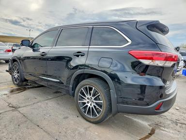 Vista de 2018 TOYOTA HIGHLANDER SE, ángulo 2