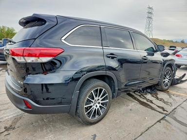 Vista de 2018 TOYOTA HIGHLANDER SE, ángulo 3