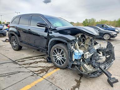 Vista de 2018 TOYOTA HIGHLANDER SE, ángulo 4