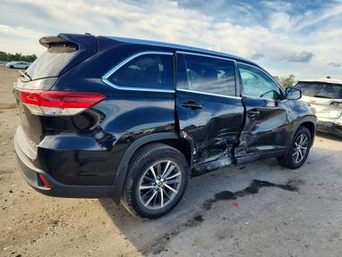 Vista de 2017 TOYOTA HIGHLANDER XLE, ángulo 3