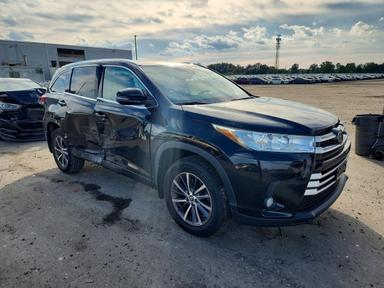 Vista de 2017 TOYOTA HIGHLANDER XLE, ángulo 4