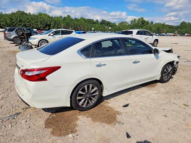 Вид 2017 NISSAN ALTIMA 2.5 SV, угол 3