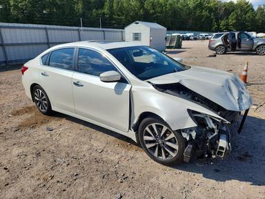 Вид 2017 NISSAN ALTIMA 2.5 SV, угол 4