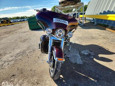 Vue de 2014 HARLEY-DAVIDSON FLHTK ELECTRA GLIDE ULTRA LIMITED, angle 2