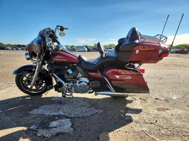 Vue de 2014 HARLEY-DAVIDSON FLHTK ELECTRA GLIDE ULTRA LIMITED, angle 3