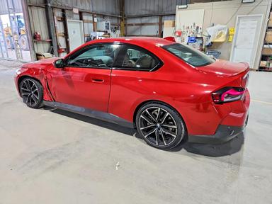 Vista de 2022 BMW 230I, ángulo 2