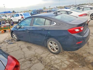 Vue de 2018 CHEVROLET CRUZE LT, angle 2