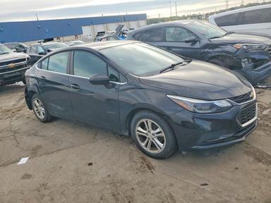 Vue de 2018 CHEVROLET CRUZE LT, angle 4