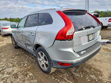 منظر 2013 VOLVO XC60 T6، زاوية 2