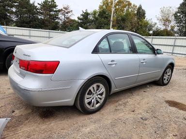 Vue de 2010 HYUNDAI SONATA GLS, angle 3