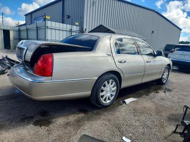 منظر 2010 LINCOLN TOWN CAR SIGNATURE LIMITED، زاوية 3