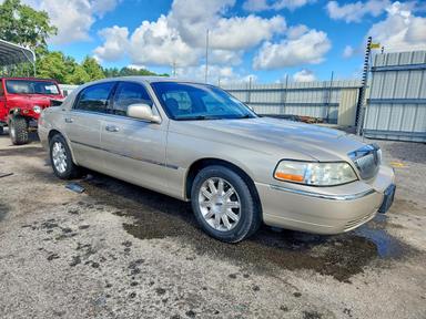 منظر 2010 LINCOLN TOWN CAR SIGNATURE LIMITED، زاوية 4