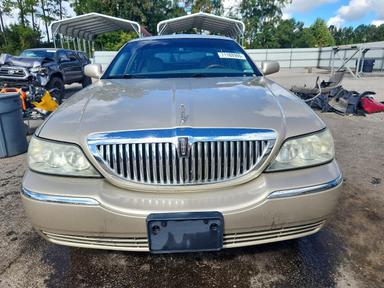 منظر 2010 LINCOLN TOWN CAR SIGNATURE LIMITED، زاوية 5