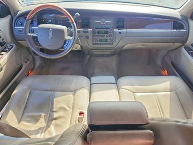 منظر 2010 LINCOLN TOWN CAR SIGNATURE LIMITED، زاوية 8