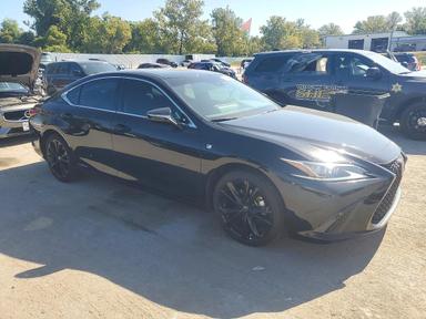 Vue de 2022 LEXUS ES 300H F SPORT, angle 4