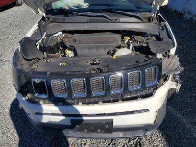 Vue de 2018 JEEP COMPASS LATITUDE, angle 12