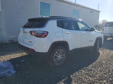 Vue de 2018 JEEP COMPASS LATITUDE, angle 3
