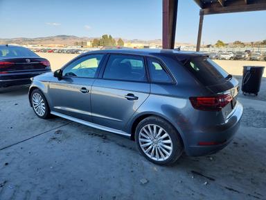 منظر 2016 AUDI A3 E-TRON PREMIUM، زاوية 2