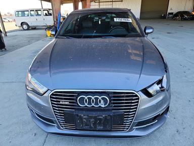 منظر 2016 AUDI A3 E-TRON PREMIUM، زاوية 5