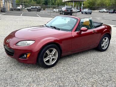 منظر 2010 MAZDA MX-5 MIATA، زاوية 2