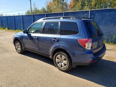 Vue de 2011 SUBARU FORESTER 2.5X, angle 2