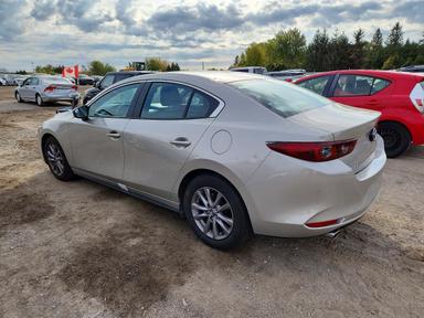 Vista de 2022 MAZDA 3 PREFERRED, ángulo 2