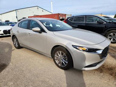 Vista de 2022 MAZDA 3 PREFERRED, ángulo 4