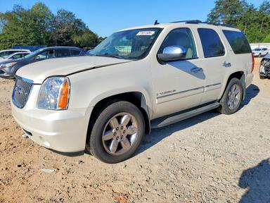 منظر 2009 GMC YUKON SLT، زاوية 1