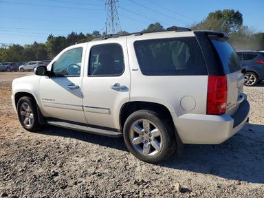 منظر 2009 GMC YUKON SLT، زاوية 2