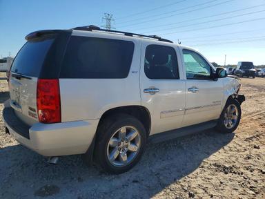 منظر 2009 GMC YUKON SLT، زاوية 3