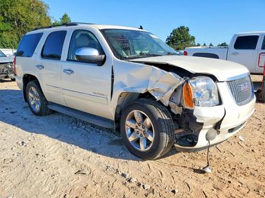 منظر 2009 GMC YUKON SLT، زاوية 4