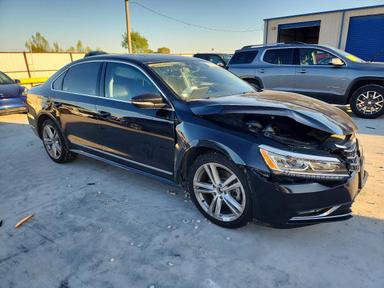Vista de 2017 VOLKSWAGEN PASSAT SE, ángulo 4
