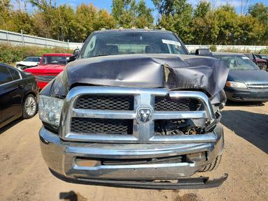 Vista de 2015 RAM 2500 ST, ángulo 5