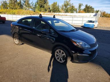 Vue de 2017 KIA RIO LX, angle 4