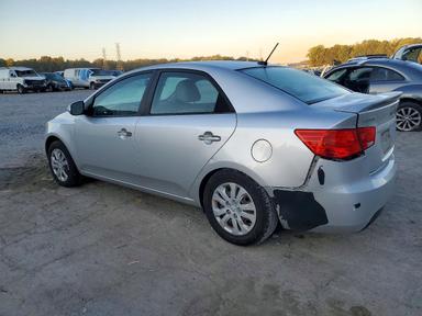 Vue de 2010 KIA FORTE EX, angle 2