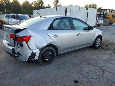 Vue de 2010 KIA FORTE EX, angle 3