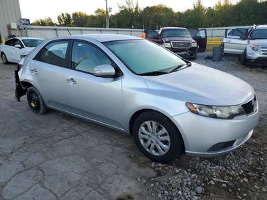 Vue de 2010 KIA FORTE EX, angle 4