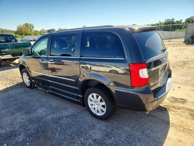 Vue de 2012 CHRYSLER TOWN &amp; COUNTRY TOURING L, angle 2
